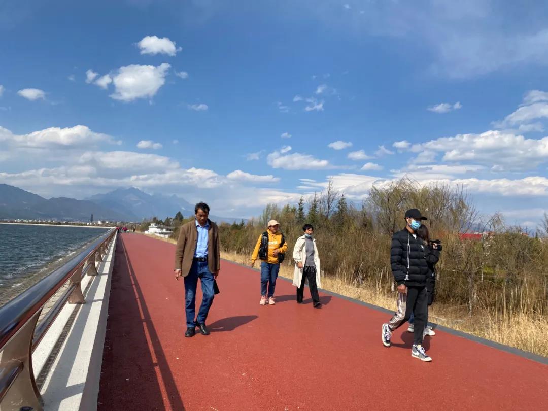 麗江這里環(huán)海而建的長廊，你不來看看？