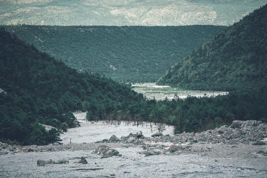 你還不知道麗江隱藏在最俊秀美麗的玉龍雪山下一條流淌“牛奶”的河流？