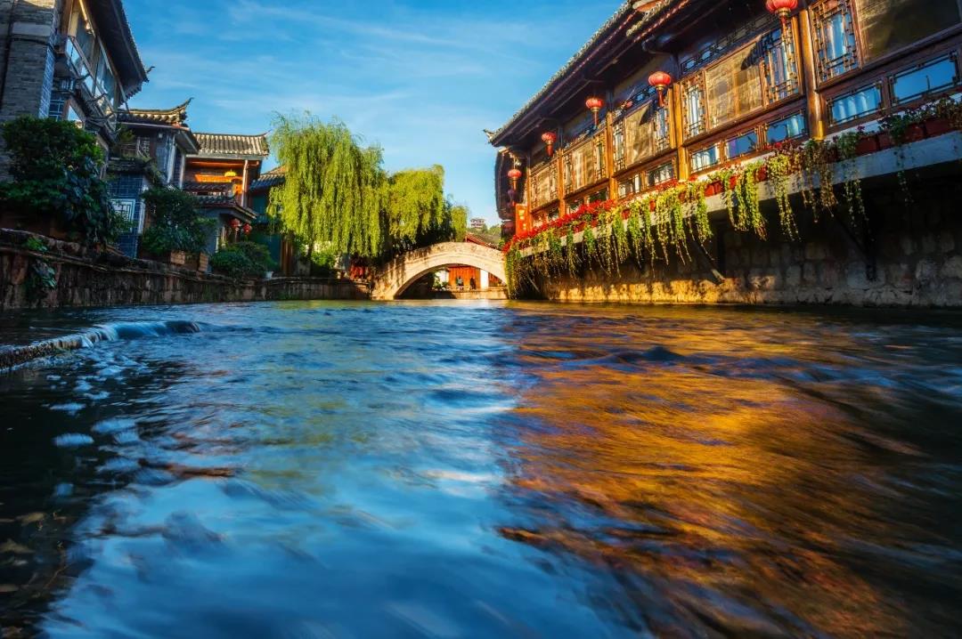 我在麗江古城， 邂逅了一扇詩(shī)意的窗， 看櫥窗里的風(fēng)景， 淡然且自在。