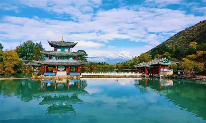 夏日里散步、納涼、旅拍，位于象山腳下的黑龍?zhí)妒莻€(gè)好去處