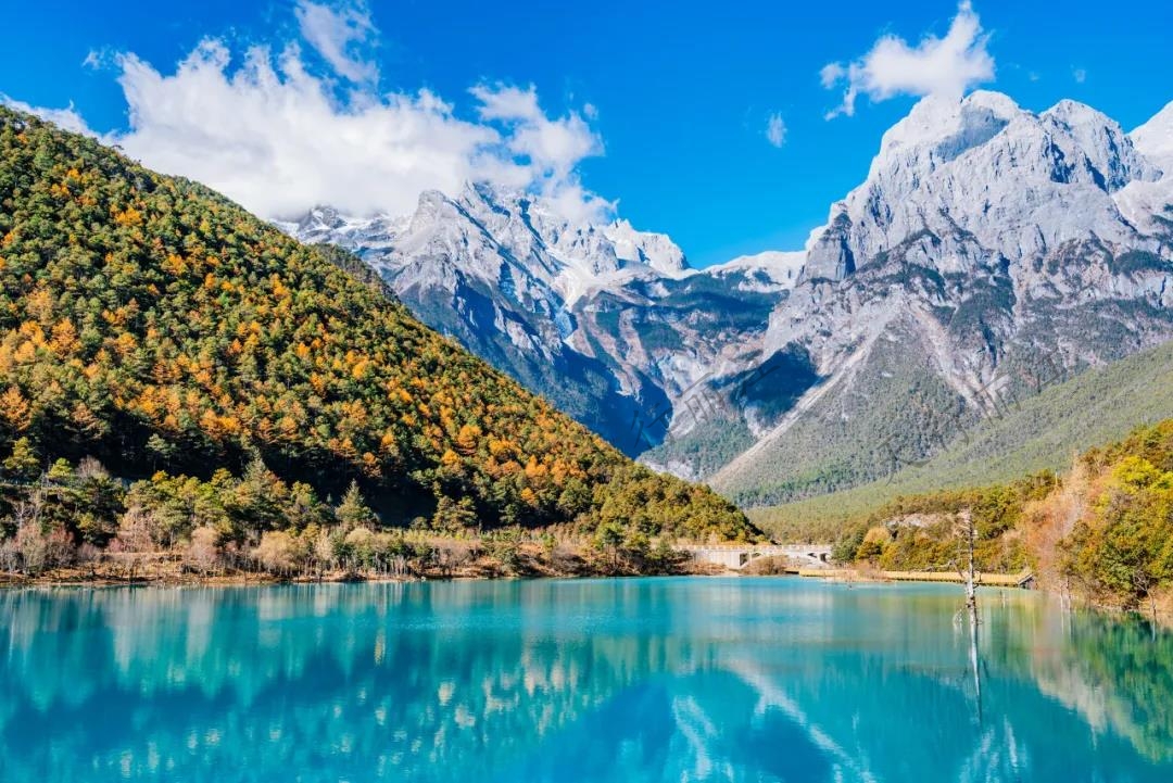 玉龍雪山的夏天繽紛多彩，玩一次“夏天的雪”最美的風(fēng)景與你不期而遇。