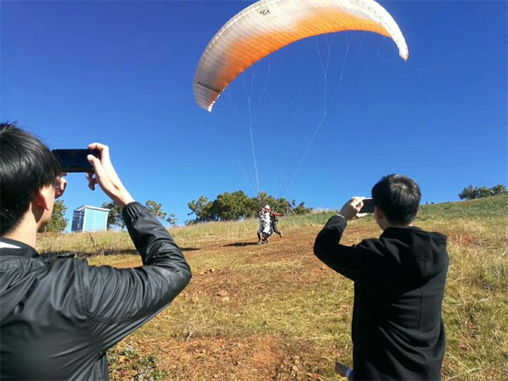 麗江旅游攻略小編帶您了解麗江戶外運動：麗江滑翔傘，是麗江曼沙卡丁車俱樂部推出的小眾刺激的團建項目之一
